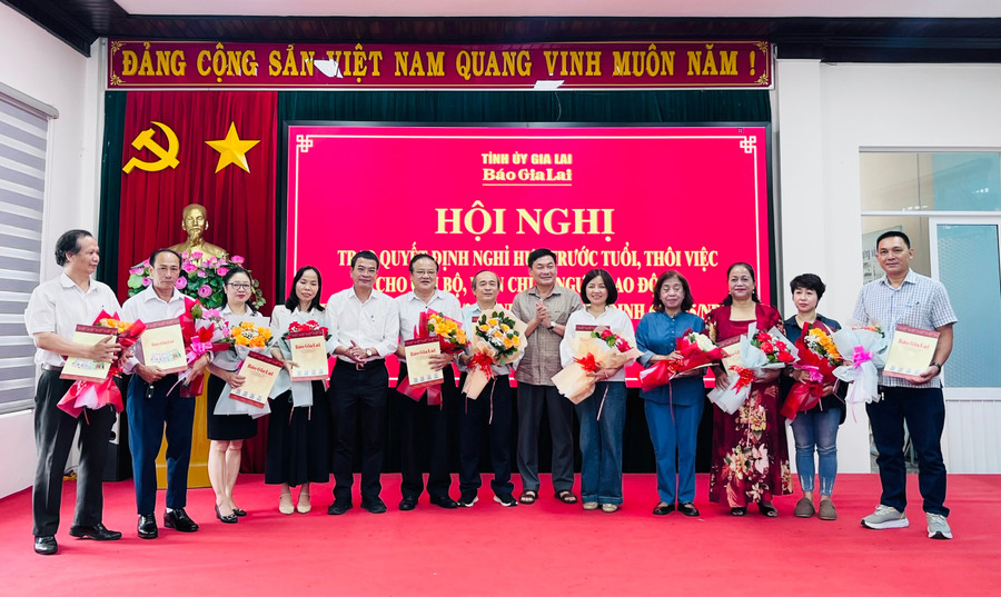 Ban Biên tập Báo Gia Lai trao quyết định nghỉ hưu cho các cán bộ, viên chức. Ảnh: Hòa Giang z6643606561962-52ce97a6c8b59de798a41a9e07a6f2d8.jpg