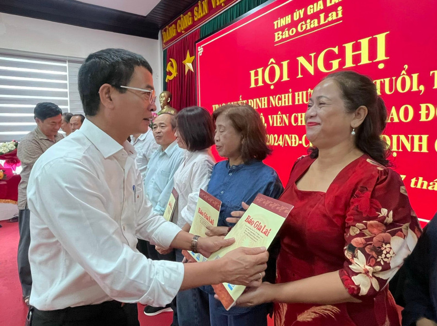 Nhà báo Đặng Huy Cường-Phó Tổng biên tập Báo Gia Lai trao quyết định cho các cán bộ, viên chức nghỉ hưu. Ảnh: Hòa Giang z6643599953515-72ab7709438cc22f426a071f92397848.jpg