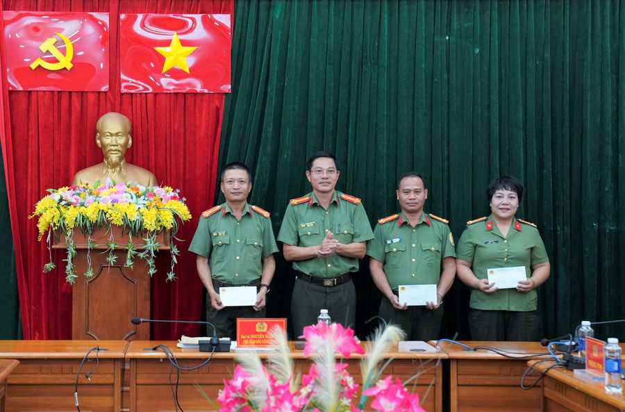 Đại tá Nguyễn Ngọc Sơn-Phó Giám đốc Công an tỉnh Gia Lai trao thưởng cho các tập thể. Ảnh: Nông Hòa anh-1.jpg