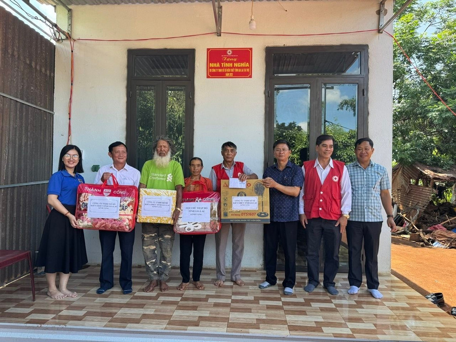 Đoàn công tác trao nhà cho gia đình ông Bom, làng Alroh xã Ia Pết, huyện Đak Đoa. Ảnh: Hồng Ngọc 4s.jpg
