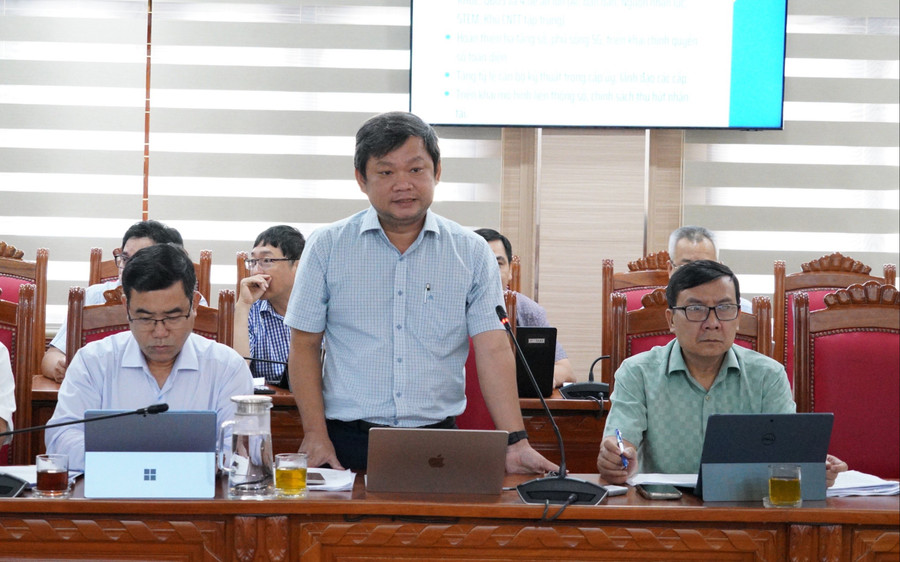 Giám đốc Sở Khoa học và Công nghệ Trần Kim Kha báo cáo kết quả thực hiện Nghị quyết 57-NQ/TW trên địa bàn tỉnh thời gian qua. Ảnh: Nguyễn Hân Giám đốc Sở Khoa học và Công nghệ Trần Kim Kha báo cáo kết quả thực hiện Nghị quyết 57-NQ/TW trên địa bàn tỉnh thời gian qua. Ảnh: Nguyễn Hân
