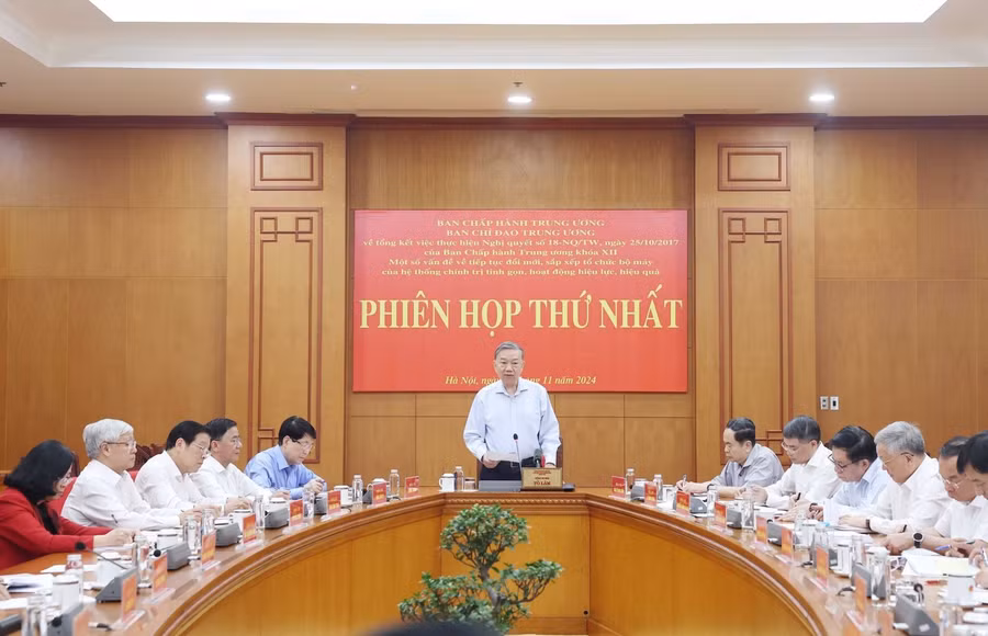 Sáng 19/11/2024, tại Trụ sở Trung ương Đảng, Tổng Bí thư Tô Lâm, Trưởng Ban Chỉ đạo Trung ương về tổng kết thực hiện Nghị quyết số 18 - NQ/TW, ngày 25/10/2017 của Ban Chấp hành Trung ương Đảng khoá XII "Một số vấn đề về tiếp tục đổi mới, sắp xếp tổ chức bộ máy của hệ thống chính trị tinh gọn, hoạt động hiệu lực, hiệu quả" chủ trì Phiên họp thứ nhất của Ban Chỉ đạo. Ảnh: Thống Nhất/TTXVN