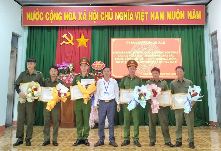 Lãnh đạo UBND xã Ia Le trao thưởng cho các cán bộ, chiến sĩ Công an. Ảnh: Dương Văn An z6949102363042-8788e9273d616b25752d934852775daf-2977.jpg