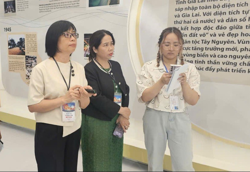 Phó Chủ tịch UBND tỉnh Nguyễn Thị Thanh Lịch (thứ 3 từ phải sang) kiểm tra không gian triển lãm của tỉnh Gia Lai. Ảnh: Đức Hải 1-7414.jpg