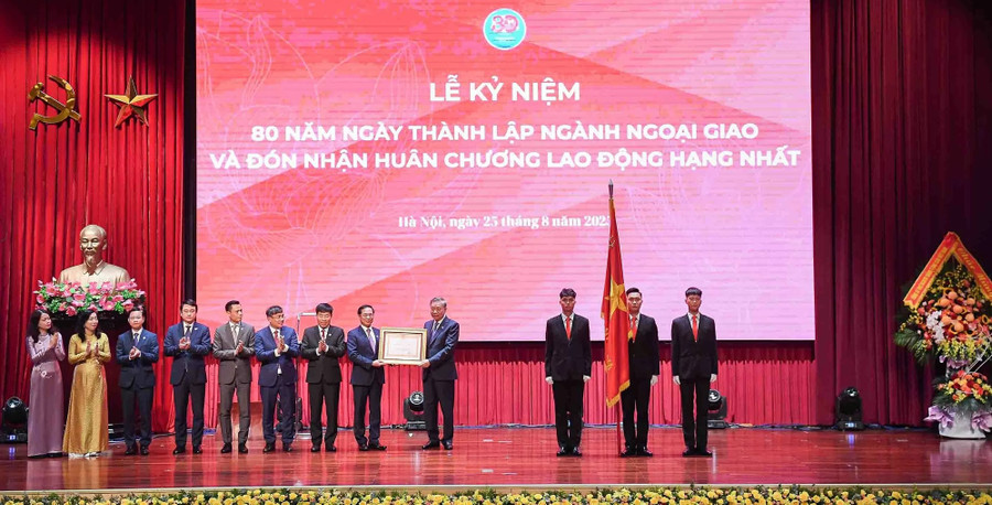 Lễ kỷ niệm 80 năm ngành ngoại giao Việt Nam và đón nhận Huân chương Lao động hạng nhất. z6949808901921-59b9f2ddc0d0e1b61f4c739bdbb8c1cb.jpg