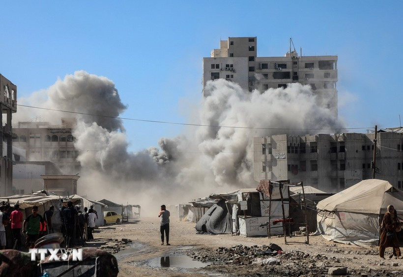 Khói bốc lên sau cuộc không kích của Israel tại Gaza. Ảnh: THX/TTXVN gaza-2.jpg