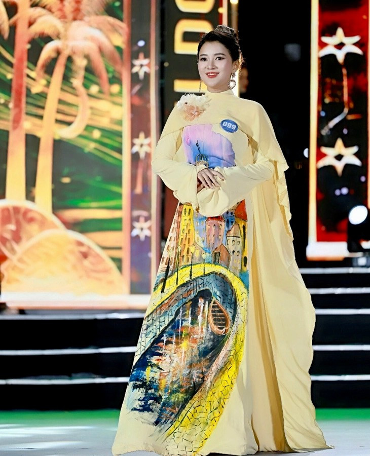 Các phần thi trang phục dạ hội, áo dài của thí sinh trong đêm chung kết. Ảnh: BTC ao-dai.jpg