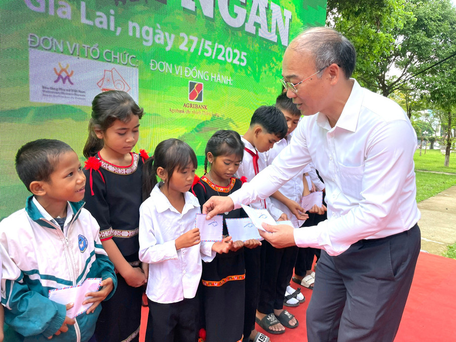 ÔNg Ngô Duy Ứng-Phó Giám đốc Bảo tàng Phụ nữ Việt Nam trao học bổng cho học sinh có hoàn cảnh khó khăn huyện Ia Pa. Ảnh: Lam Nguyên 0e6dbf1a0d80b8dee191.jpg