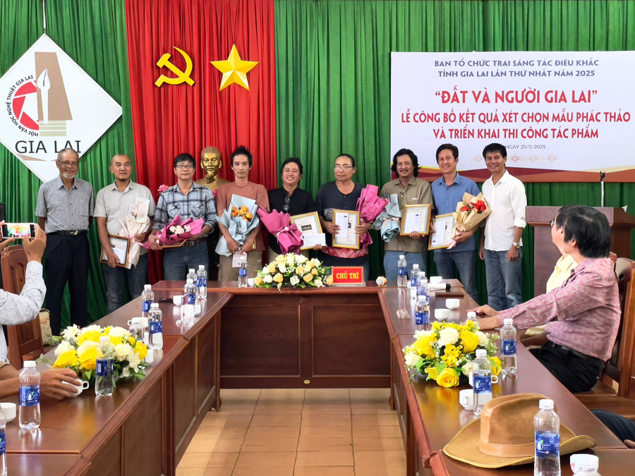 អ្នករៀបចំបានផ្តល់វិញ្ញាបនបត្រដល់អ្នកនិពន្ធដែលគំនូរព្រាងត្រូវបានជ្រើសរើសសម្រាប់ការសាងសង់។ រូបថត៖ Lam Nguyen 7271eb8b1a0daf53f61c-2.jpg
