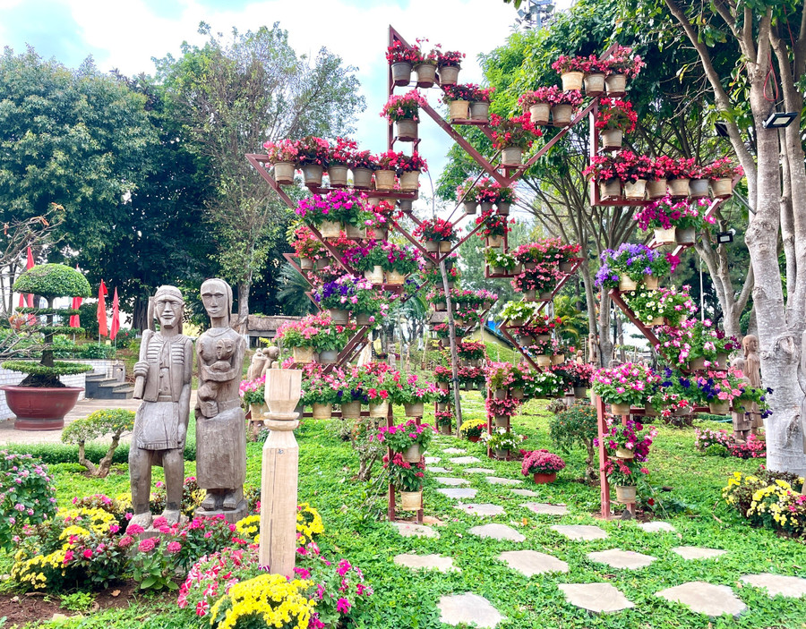 ច្រកចូលសួនរូបចម្លាក់គឺជាក្លោងទ្វារផ្កាដ៏អស្ចារ្យដែលមានរាងដូចលំនាំព្រះអាទិត្យប្រាំបី។ រូបថត៖ Lam Nguyen khu-vuon-tuong-vua-duoc-dau-tu-trong-khuon-vien-bao-tang-tinh.jpg