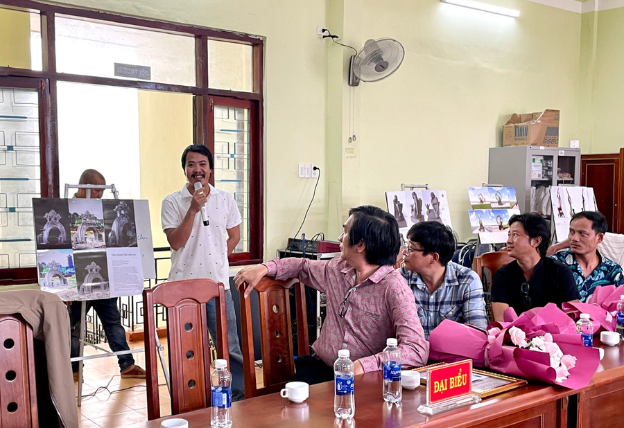 អ្នកនិពន្ធពិភាក្សាបន្ថែមអំពីទំហំ និងបច្ចេកទេសសំណង់នៃការងារ។ រូបថត៖ Lam Nguyen e335543167b0d2ee8ba1.jpg