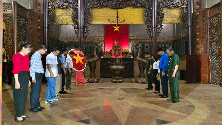 Các đại biểu dành phút mặc niệm tri ân, bày tỏ lòng biết ơn sâu sắc đối với những cống hiến, hy sinh to lớn của các anh hùng liệt sĩ. Ảnh: Bá Bính anh-3.jpg