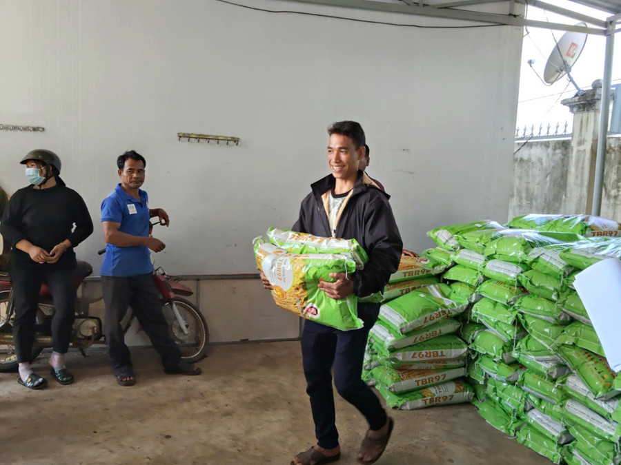 Người dân nhận lúa giống cho vụ Mùa. Ảnh: Bùi Đại a0f6857b3d468818d157.jpg