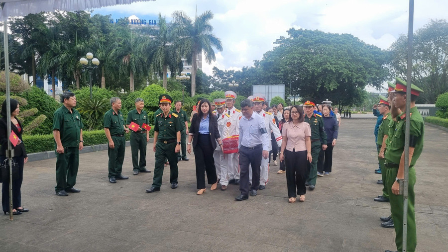 Tiễn đưa Liệt sĩ đến nơi an táng. Ảnh: Bá Bính anh-2.jpg
