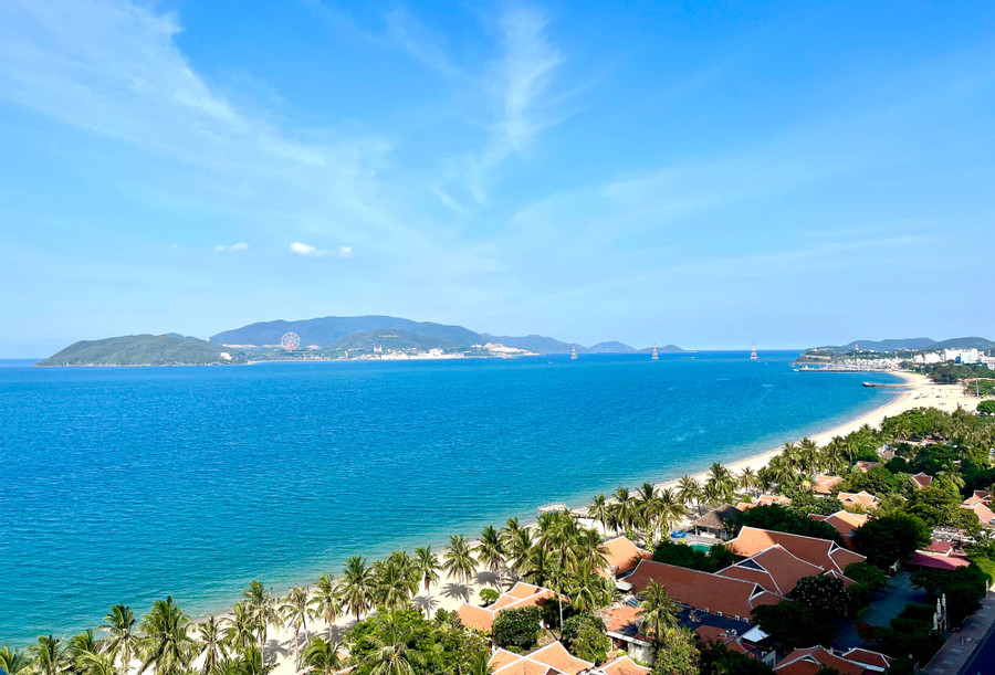 Du khách yêu thích Nha Trang bởi bãi cát trắng trải dài, làn nước biển trong xanh. Ảnh: P.V img-7109.jpg
