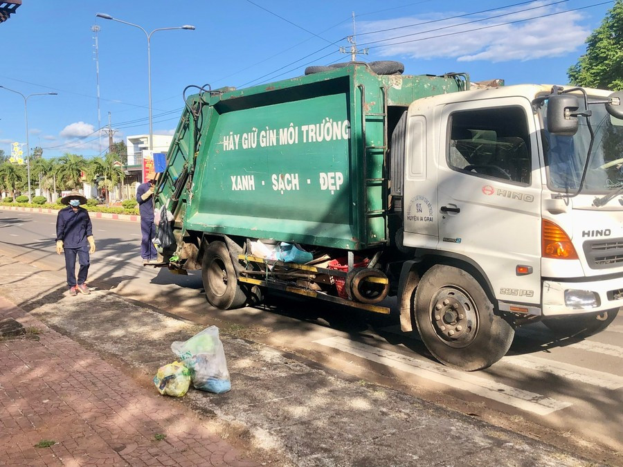 Xe vệ sinh môi trường được phép hoạt động từ 7 giờ 30 phút đến 16 giờ 30 phút và từ 18 giờ 30 phút ngày hôm trước đến 6 giờ ngày hôm sau. Ảnh: Lê Nam rac-thai.jpg