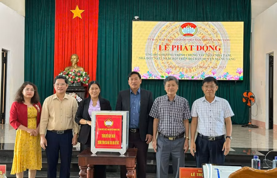 cac-dong-chi-lanh-dao-huyen-mang-yang-ung-ho-chuong-trinh-xoa-nha-tam-nha-dot-nat-tai-dia-phuong-anh-na1.jpg