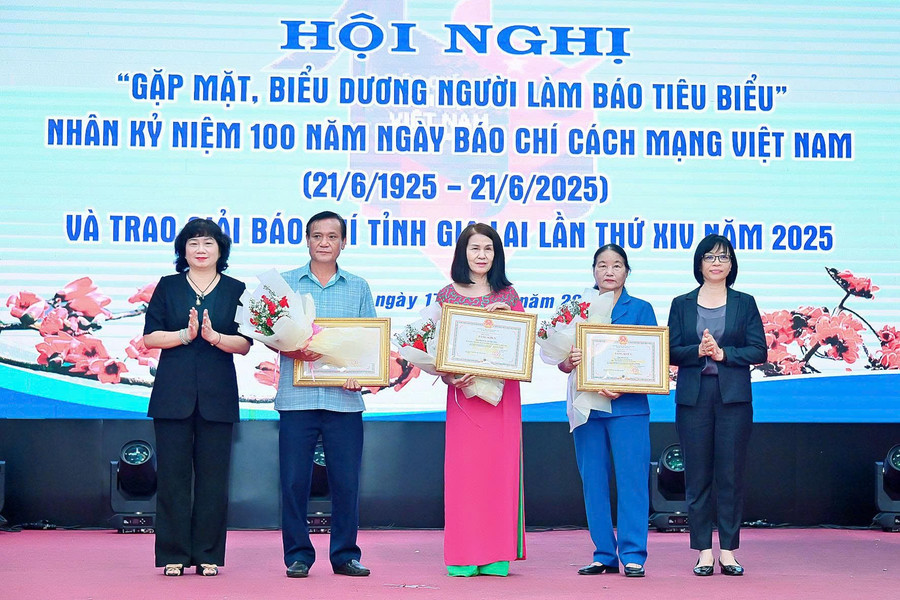 Ủy viên Ban Thường vụ Tỉnh ủy, Trưởng ban Tuyên giáo và Dân vận Tỉnh ủy Phạm Thị Tố Hải (bìa trái) và Phó Chủ tịch UBND tỉnh Nguyễn Thị Thanh Lịch truy tặng bằng khen cho thân nhân các cá nhân có đóng góp tích cực cho sự phát triển của báo chí tỉnh nhà. Ảnh: Đức Thụy d3347a53010cb652ef1d.jpg