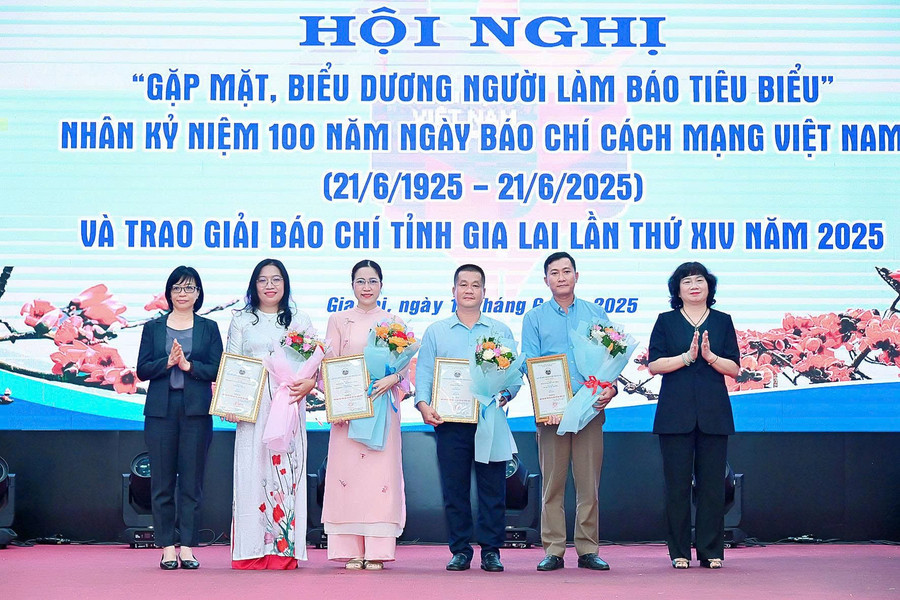 Các tác giả xuất sắc đạt giải A tại Giải Báo chí tỉnh Gia Lai lần thứ XIV năm 2025. Ảnh: Đức Thụy 81311e32056db233eb7c.jpg