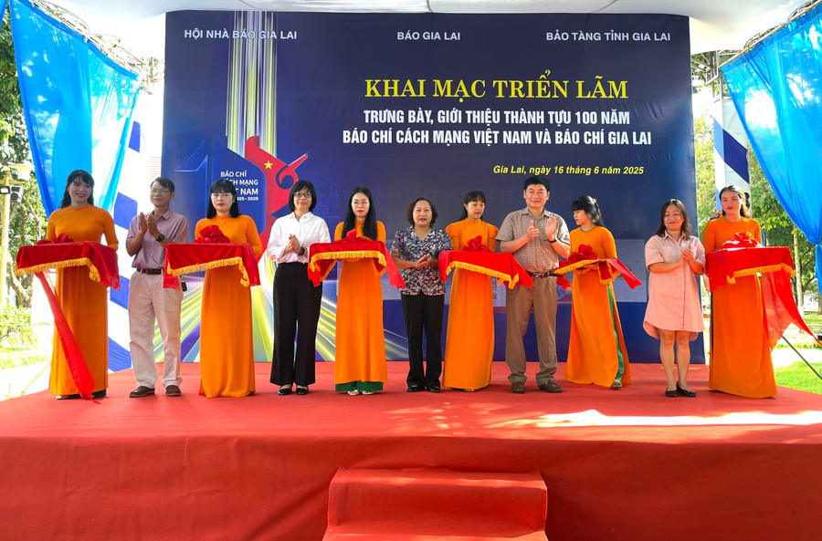 Các đại biểu cắt băng khai mạc triển lãm. Ảnh: Lam Nguyên 4d87b3055844ef1ab655.jpg