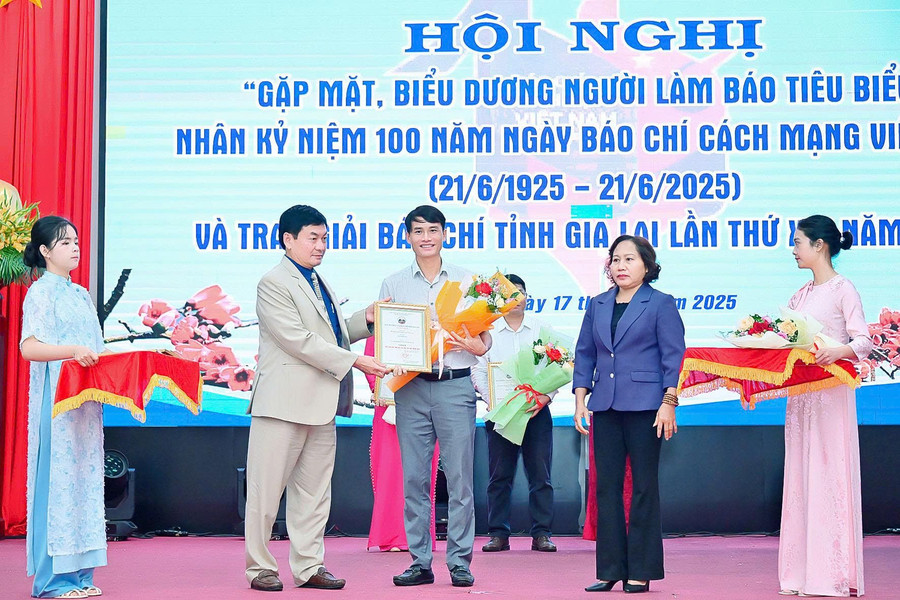 Ban tổ chức trao giải cho các tác giả đạt giải B. Ảnh: Đức Thụy 2b879c55870a3054691b.jpg