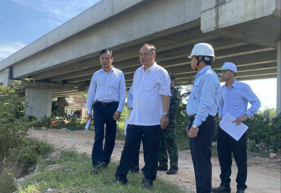 Phó Chủ tịch UBND tỉnh Dương Mah Tiệp (giữa, hàng đầu) kiểm tra công tác phòng-chống thiên tai năm 2025 tại Tuy Phước Đông. Ảnh: Xuân Định anh-3-pho-chu-tich-ubnd-tinh-duong-mah-tiep-kiem-tra-cong-tac-phong-chong-thien-tai-nam-2025-tai-tuy-phuoc-dong.jpg