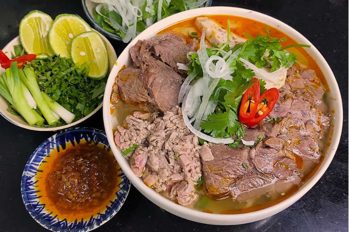 Bún bò Huế là món ăn nổi tiếng xứ cố đô. Ảnh nguồn internet quan-bun-bo-hue-1.png