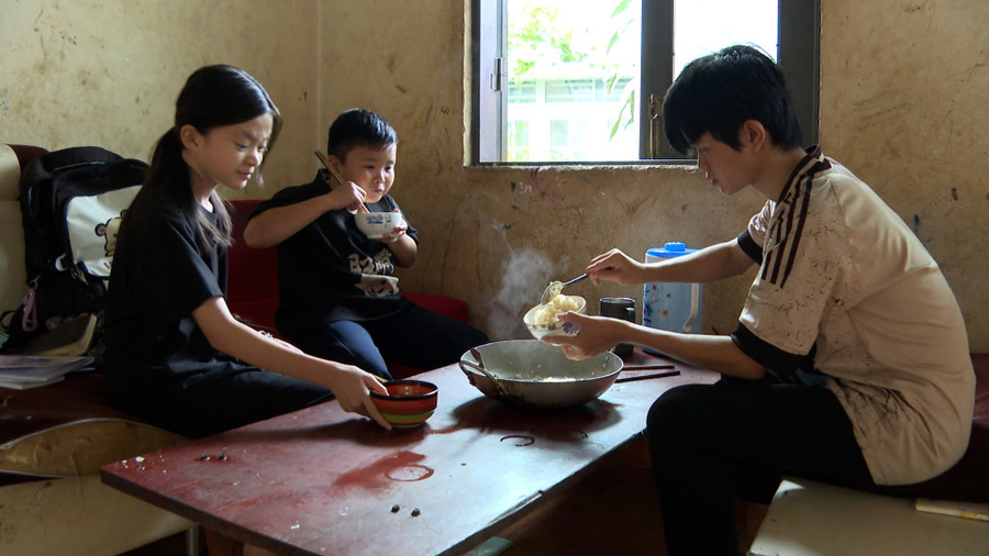 3 anh em bên bữa cơm giản đơn. Ảnh: Thanh Sáng z7150300913707-a49e9eaa240a13f14618bde2c621031c.jpg