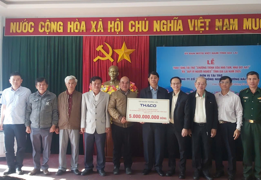 Đại diện Ủy ban MTTQ Việt Nam tỉnh và các đơn vị liên quan tiếp nhận ủng hộ xóa nhà tạm, nhà dột nát của doanh nghiệp. Ảnh: Ngọc Anh dai-dien-lanh-dao-uy-ban-mttq-viet-nam-tinh-va-cac-don-vi-lien-quan-tiep-nhan-ung-ho-xoa-nha-tam-nha-dot-nat-cua-doanh-nghiep-anh-na1.jpg