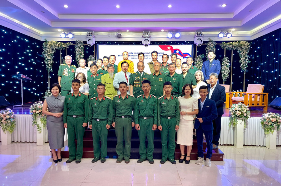 Các đại biểu chụp ảnh lưu niệm tại chương trình. Ảnh: Lam Nguyên 41949bcbe74d5113085c.jpg
