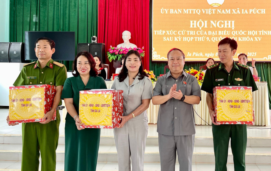 Đồng chí Châu Ngọc Tuấn-Phó Bí thư Tỉnh ủy, Trưởng đoàn Đại biểu Quốc hội tỉnh tặng quà cho Đảng ủy, HĐND, UBND, Công an xã, Đồn Biên phòng xã Ia Púch. Ảnh: Vũ Thảo tang-qua-dang-uy.jpg