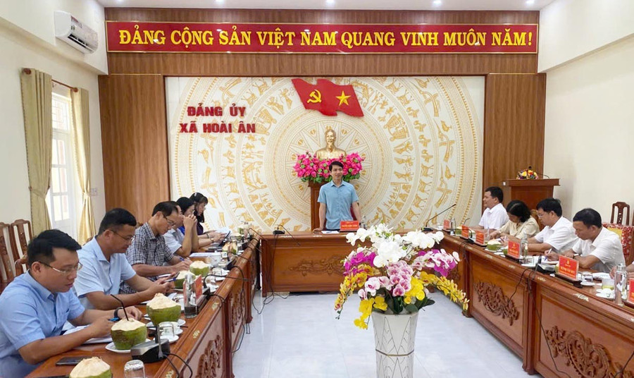 Quang cảnh buổi làm việc tại xã Hoài Ân. Ảnh: Xuân Định d.jpg