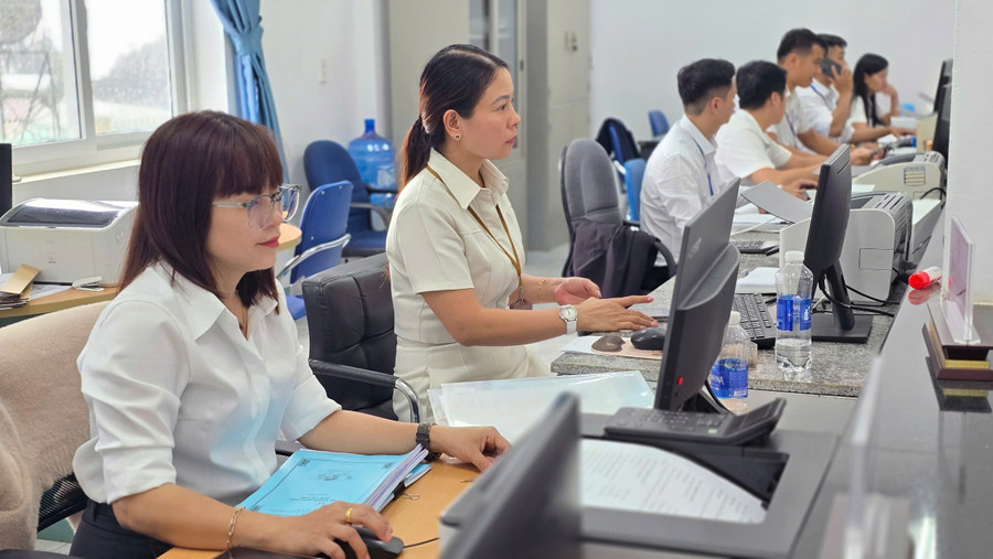 Trung tâm Phục vụ hành chính công được trang bị đầy đủ cơ sở vật chất: máy tính, máy in, máy scan, chữ ký số cho 100% công chức tiếp nhận hồ sơ. Ảnh: Bá Bính z6783413118926-fe82f1645315192ee5ebdb044baf995a.jpg