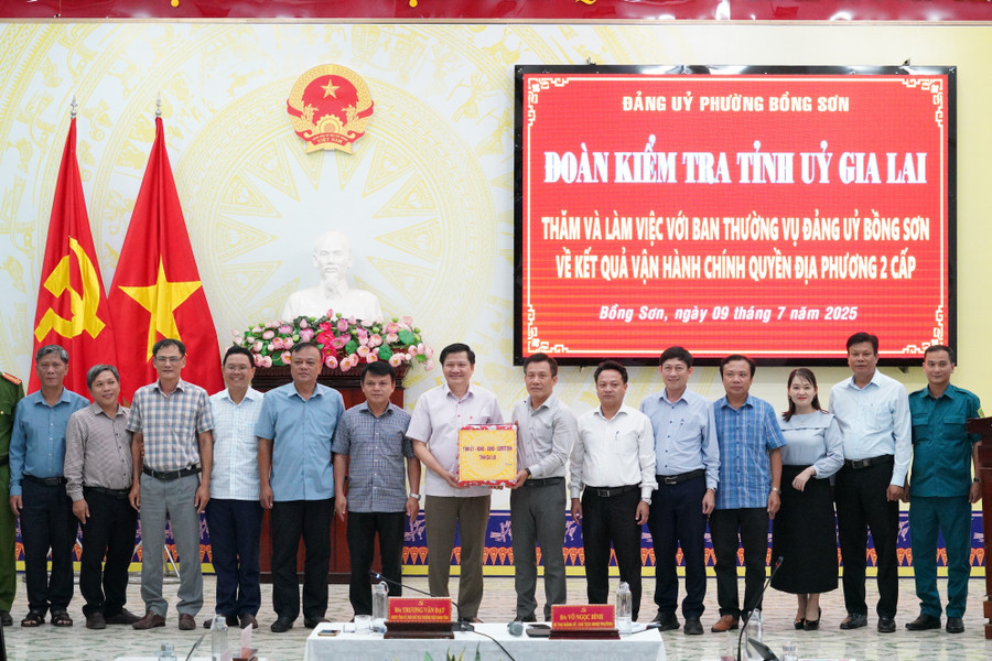 Phó Chủ tịch Thường trực HĐND tỉnh Trương Văn Đạt tặng quà cho cán bộ, công chức phường Bồng Sơn. Ảnh: N.H 2.jpg