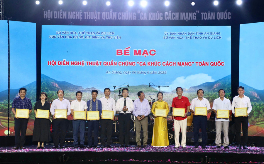 Đại diện Nhà hát Ca múa nhạc tổng hợp Đam San (thứ 3 từ trái sang) nhận giấy chứng nhận của Ban tổ chức tại lễ bế mạc, trao giải. Ảnh: Hồng Thắm 5830b96aacaf18f141be-2.jpg