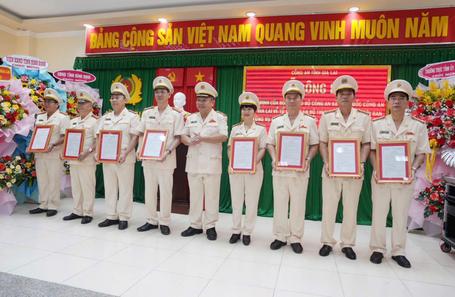 Thiếu tướng Lê Quang Nhân-Giám đốc Công an tỉnh trao quyết định cho các Phó Giám đốc Công an tỉnh. Ảnh: Hồng Sơn 2.jpg