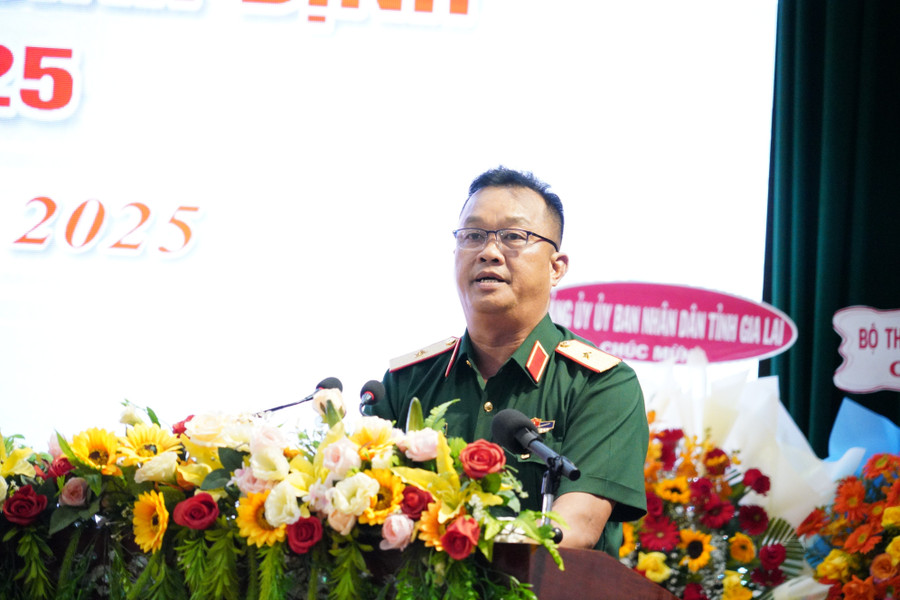 Thiếu tướng Trần Thanh Hải-Phó Tư lệnh Quân khu 5 phát biểu chúc mừng ngày truyền thống lực lượng vũ trang tỉnh Bình Định. Ảnh: Nguyễn Hân a-2.jpg