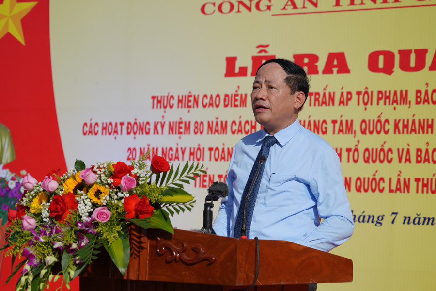 Phó Bí thư Tỉnh ủy, Chủ tịch UBND tỉnh Phạm Anh Tuấn phát biểu chỉ đạo tại Lễ ra quân. Ảnh: Nguyễn Hân 1.jpg