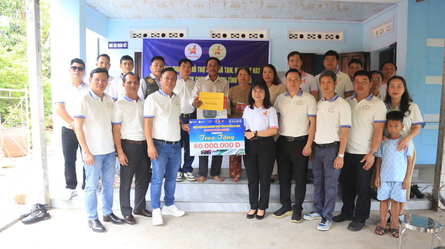 Đoàn công tác trao tiền hỗ trợ cho hộ bà Thái Thị Tiểu. Ảnh: Ánh Nguyệt img-4133.jpg