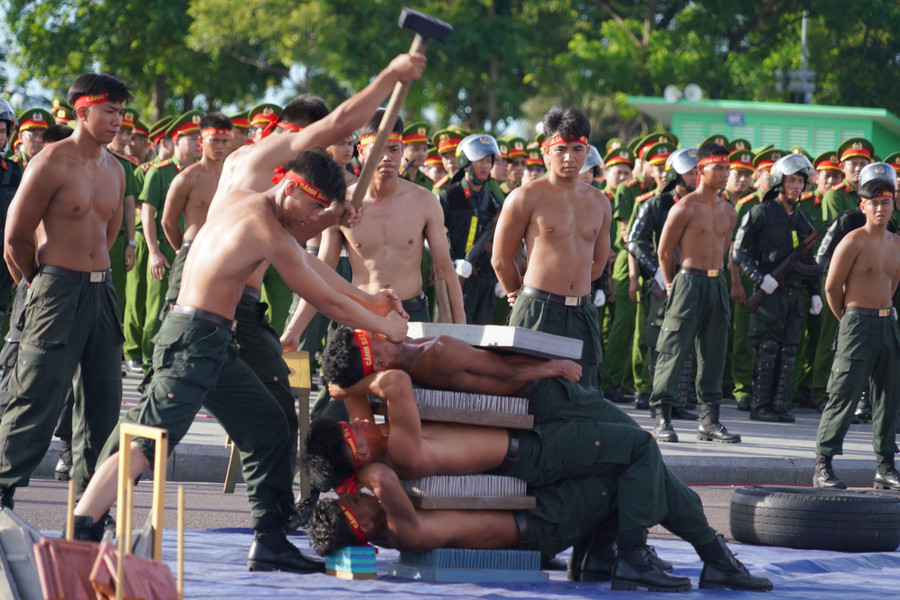 Lực lượng Công an tỉnh Gia Lai tham gia diễu hành biểu dương lực lượng trong Lễ ra quân. Ảnh: Nguyễn Hân 6.jpg