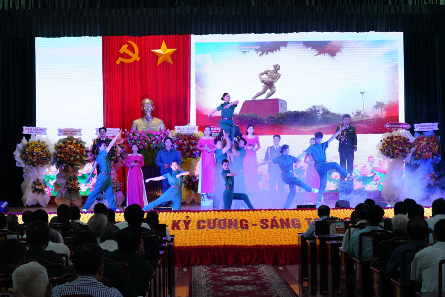 Chương trình văn nghệ đặc sắc tại buổi gặp mặt. Ảnh: Nguyễn Hân d74226c2-bf3a-4a51-a285-b403e5a65c6f.jpg