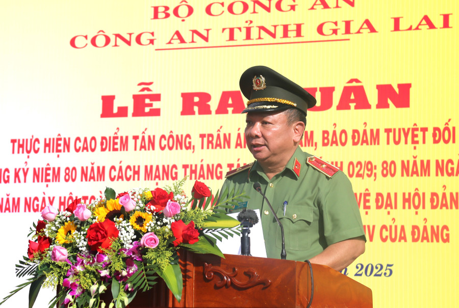 Thiếu tướng Lê Quang Nhân - Giám đốc Công an tỉnh - phát biểu quán triệt và yêu cầu Thủ trưởng các đơn vị nghiệp vụ, Công an các xã, phường thực hiện nghiêm túc các nhiệm vụ trọng tâm trong đợt cao điểm tấn công trấn áp tội phạm. Ảnh: Minh Ngọc giam-doc-cong-an-tinh-ra-lenh-cho-toan-luc-luong-cong-an-tinh.jpg