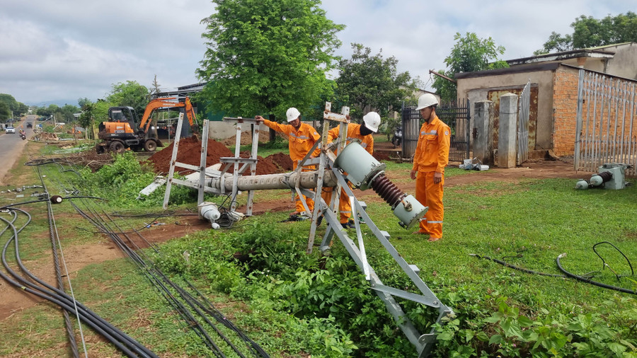 Điện lực Chư Păh khắc phục sự cố để sớm cấp điện cho người dân. Ảnh: K.P anh-2.jpg
