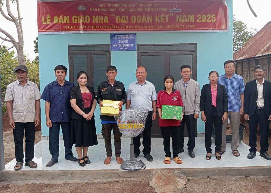 Đoàn công tác bàn giao nhà cho gia đình ông Amik (thôn Aluk, xã Kdang). Ảnh: Ngọc Anh anh-pho-chu-tich-uy-ban-mttq-viet-nam-tinh-siu-trung-vi-tri-thu-5-tu-trai-sang-va-dai-dien-lanh-dao-cac-don-vi-tham-du-le-ban-giao-nha-va-tang-cho-gia-dinh-ong-amik-thon-aluk-xa-kdang-anh-na1-copy.jpg