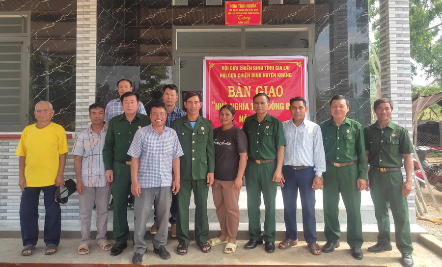 Hội CCB huyện Kbang bàn giao nhà cho hội viên Đinh Jiới (làng Mơ Htôn, xã Kông Lơng Khơng). Ảnh: Hữu Nở anh-hoi-cuu-chien-binh-huyen-kbang-phoi-hop-ban-giao-nha-nghia-tinh-dong-doi-cho-hoi-vien-ccbdinh-jioi-ong-dinh-jioi-nguoi-thu-6-tu-ben-phai-sang.jpg