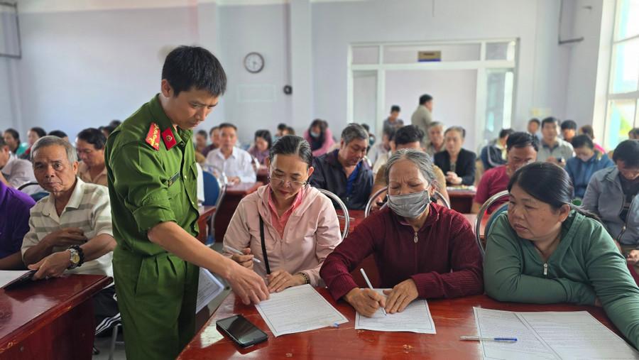 Các cơ sở kinh doanh, cho thuê trọ ký cam kết chấp hành nghiêm các quy định của pháp luật. Ảnh: Bá Bính anh-3.jpg