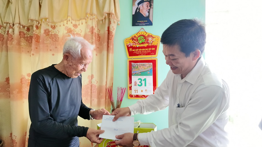 Ledarna för Hoai Nhon Dong-distriktet överlämnade gåvor till herr Le Not. Foto: Anh Nguyet f2.jpg