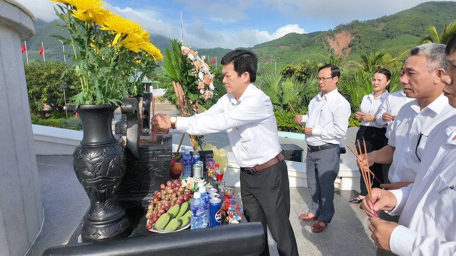 Delegater offrar rökelse på den historiska platsen Lo Dieu Beach. Foto: Anh Nguyet f1.jpg