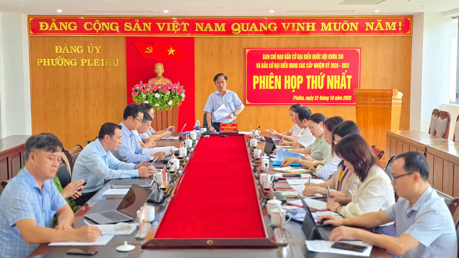 منظر للاجتماع. تصوير: با بينه quang-canh-phien-hop.jpg