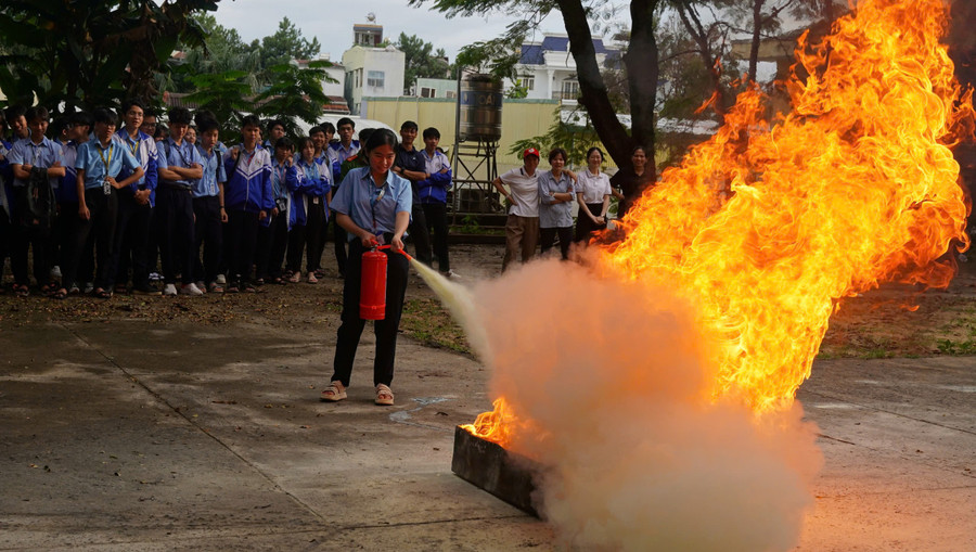 Học sinh thực hành về sử dụng bình chữa cháy tại chỗ. Ảnh: Quang Trương z7171751777432-15315505e61ad1a8ef54afcbbad6af87.jpg